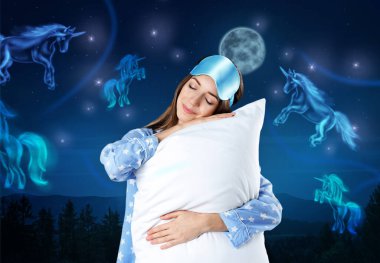 Uyurken tek boynuzlu atları düşleyen güzel bir kadın. Arka planda dolunay olan yıldızlı bir gökyüzü. 