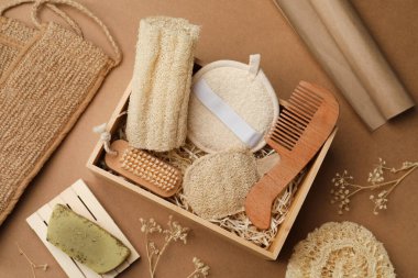 Kağıt üzerinde çevre dostu ürünlerin olduğu ahşap kutu, düz konum