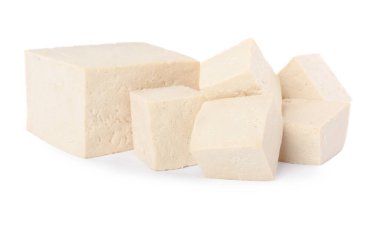 Beyaz arkaplanda farklı çiğ tofu parçaları