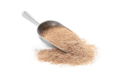 Beyaz arka planda buğday kepçeli metal kepçesi