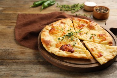 Tahta masadaki peynirli nefis khachapuri.