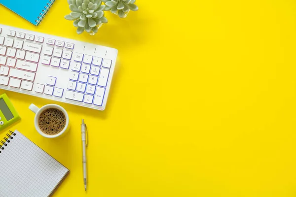 Teclado Moderno Com Iluminação Rgb Papelaria Sobre Fundo Amarelo Flat — Fotografia de Stock