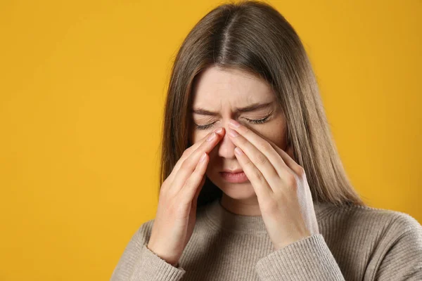 Giovane Donna Che Soffre Emicrania Sfondo Giallo — Foto Stock