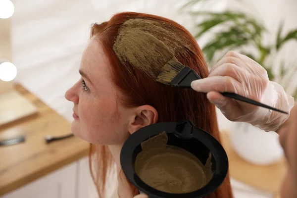 Profesionální Kadeřník Barvení Ženské Vlasy Hennou Salonu Krásy — Stock fotografie