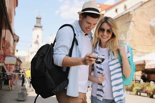 Glückliches Touristenpaar Mit Kamera Auf Der Straße — Stockfoto