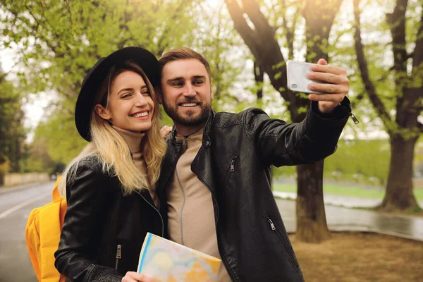 Néhány Turista Okostelefonnal Selfie Város Utcájában — Stock Fotó