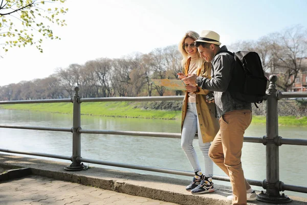 Pareja Turistas Con Mapa Calle Ciudad Cerca Del Hermoso Río —  Fotos de Stock