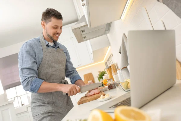 Człowiek Cięcia Kurczaka Filet Podczas Oglądania Online Gotowania Kurs Przez — Zdjęcie stockowe