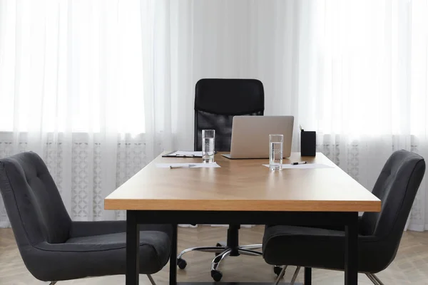 大きな木製のテーブルと快適なアームチェアとディレクターのオフィス インテリアデザイン — ストック写真