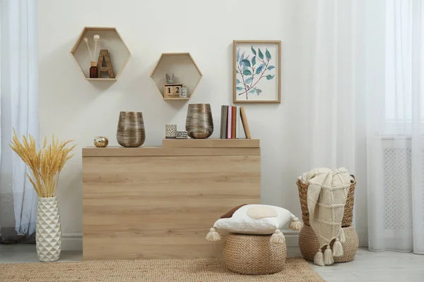 Elegante Salón Interior Con Mesa Madera Elementos Decorativos —  Fotos de Stock