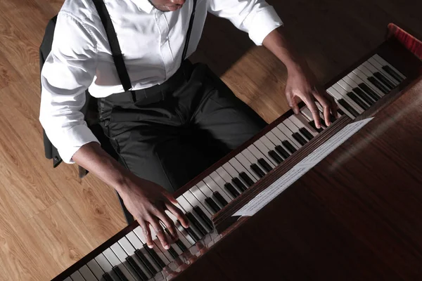 Homem Afro Americano Tocando Piano Dentro Casa Acima Vista Músico — Fotografia de Stock