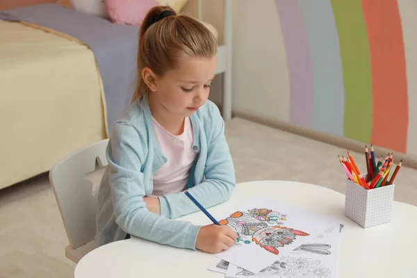 Klein Meisje Kleuring Antistress Pagina Aan Tafel Binnen — Stockfoto