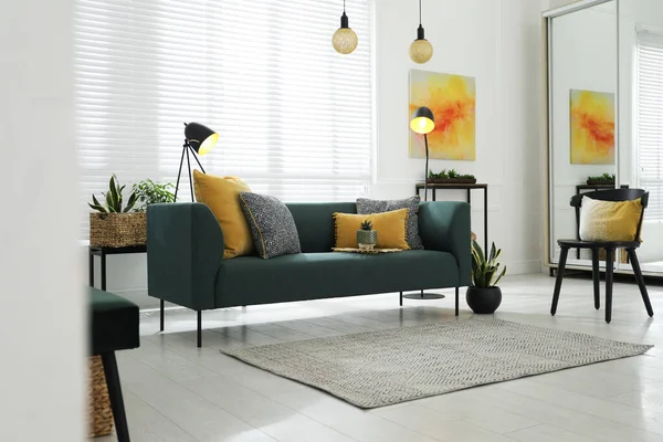 Modernes Wohnzimmerinterieur Mit Stilvollem Sofa — Stockfoto