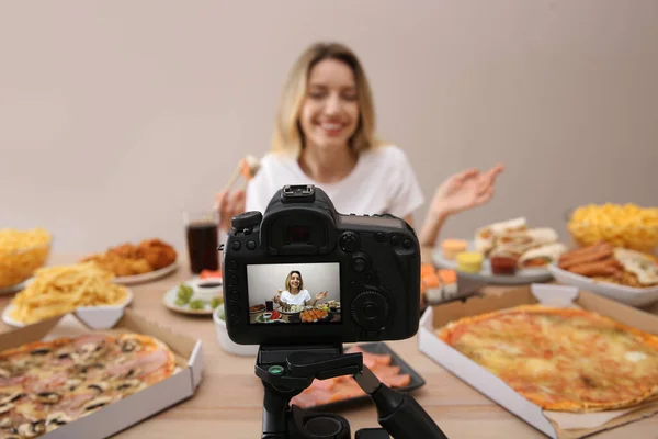 Харчові Блогери Показують Шоу Харчування Бежевому Фоні Фокусуйтеся Екрані Камери — стокове фото