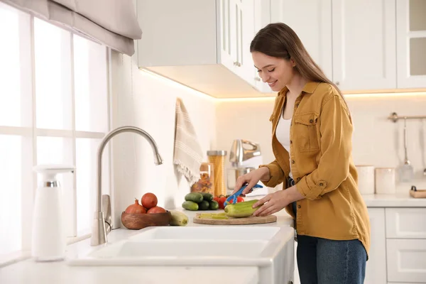 Jeune Femme Pelant Des Courgettes Comptoir Cuisine Préparation Des Légumes — Photo