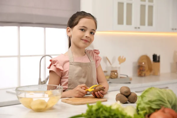 Ragazzina Peeling Patata Tavola Cucina Preparazione Verdure — Foto Stock