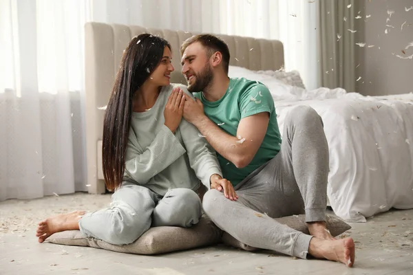 Feliz Joven Pareja Descansando Después Divertido Pelea Almohadas Dormitorio — Foto de Stock