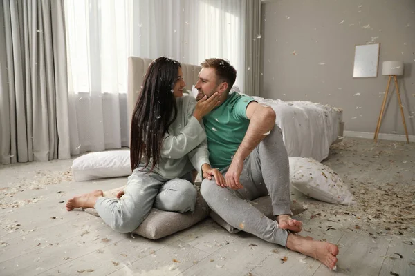 Fericit Cuplu Tânăr Odihnă După Distracție Pernă Lupta Dormitor — Fotografie, imagine de stoc
