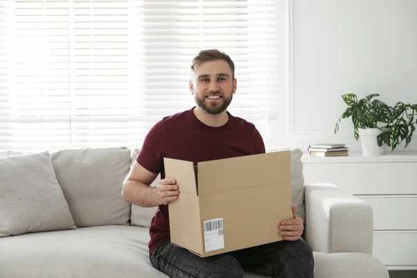 Jovem Feliz Com Parcela Casa — Fotografia de Stock