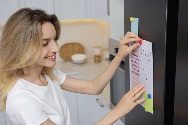 Mujer Joven Poniendo Hacer Lista Puerta Del Refrigerador Cocina — Foto de Stock