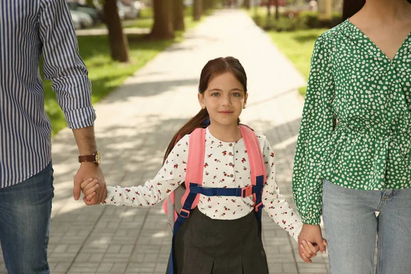 Föräldrar Som Tar Sin Lilla Dotter Till Skolan Utomhus — Stockfoto