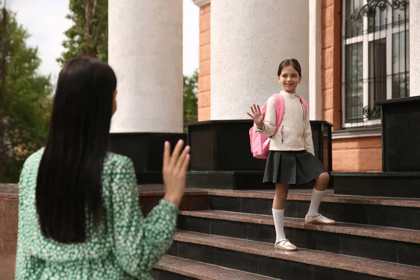 Menina Acenando Adeus Mãe Perto Entrada Escola Livre — Fotografia de Stock