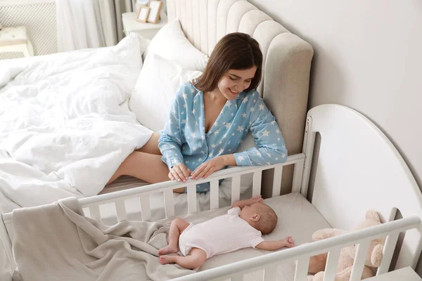 Yatak Odasında Uyuyan Yeni Doğmuş Bebekle Beşiğin Yanında Mutlu Bir — Stok fotoğraf