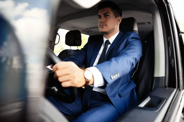 Beau Homme Conduisant Voiture Luxe Moderne — Photo