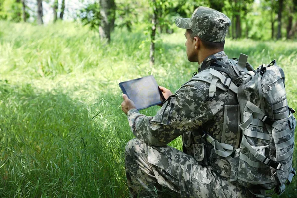 Soldado Com Mochila Usando Tablet Floresta — Fotografia de Stock