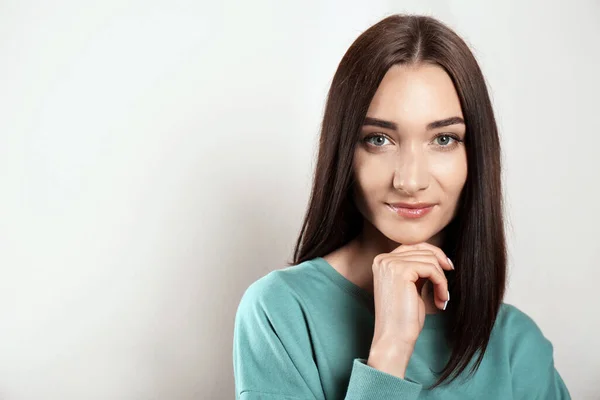 Retrato Una Joven Bonita Con Hermoso Cabello Castaño Sobre Fondo — Foto de Stock