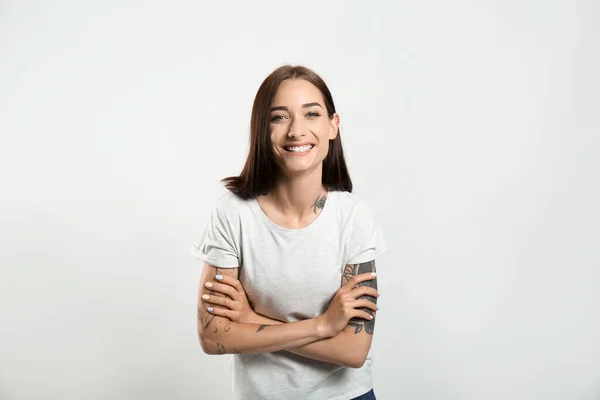 Retrato Mulher Bonita Com Cabelo Castanho Lindo Sorriso Encantador Fundo — Fotografia de Stock