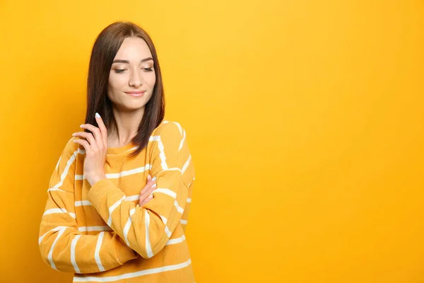 黄色の背景に豪華な栗の髪を持つかなり若い女性の肖像画 テキストのためのスペース — ストック写真