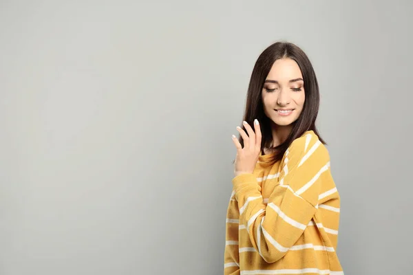 Retrato Mulher Bonita Com Cabelo Castanho Lindo Sorriso Encantador Fundo — Fotografia de Stock