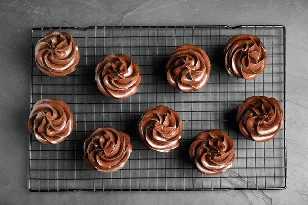 Support Refroidissement Avec Délicieux Cupcakes Chocolat Sur Table Noire Vue — Photo