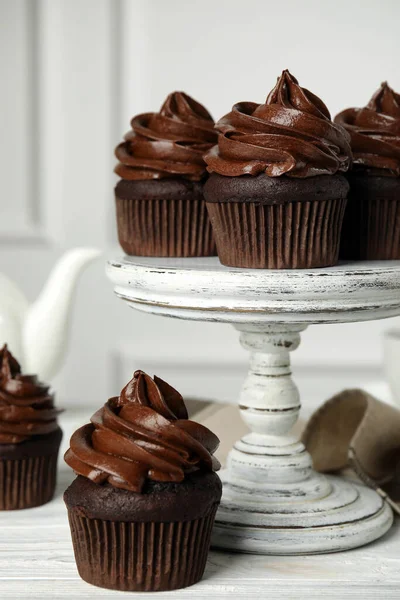 Deliciosos Cupcakes Chocolate Con Crema Sobre Mesa Madera Blanca — Foto de Stock