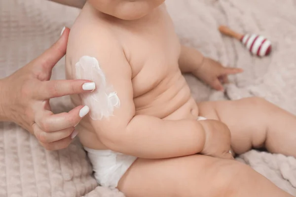 Madre Aplicando Crema Corporal Sobre Bebé Primer Plano —  Fotos de Stock