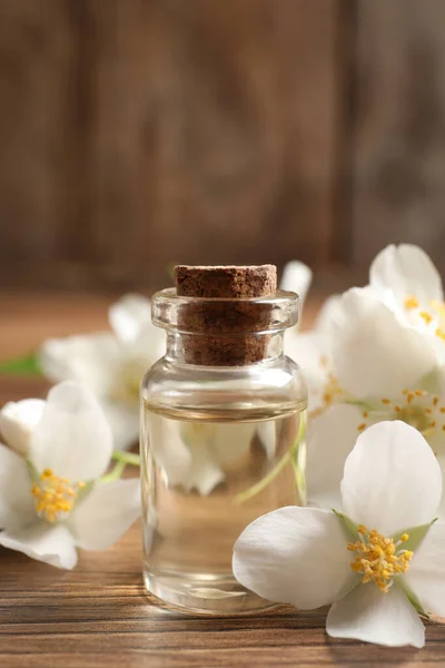 Aceite Esencial Jazmín Flores Frescas Sobre Mesa Madera — Foto de Stock