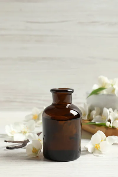 Jasmijn Etherische Olie Verse Bloemen Witte Houten Tafel — Stockfoto