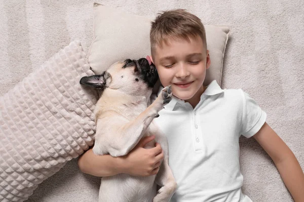 Menino Com Seu Pug Bonito Deitado Chão Casa Vista Superior — Fotografia de Stock