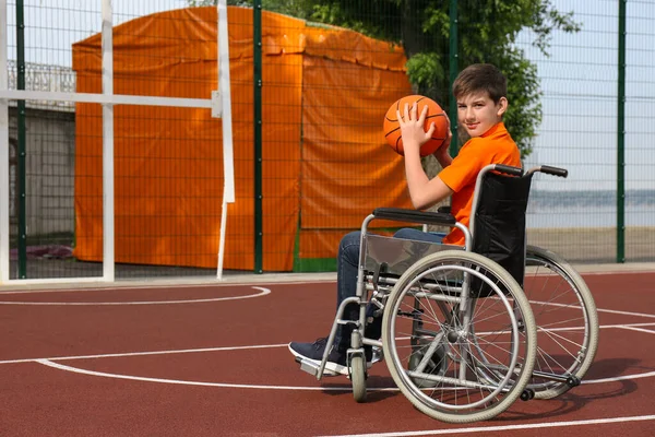 Adolescente Discapacitado Silla Ruedas Con Pelota Baloncesto Cancha Aire Libre — Foto de Stock