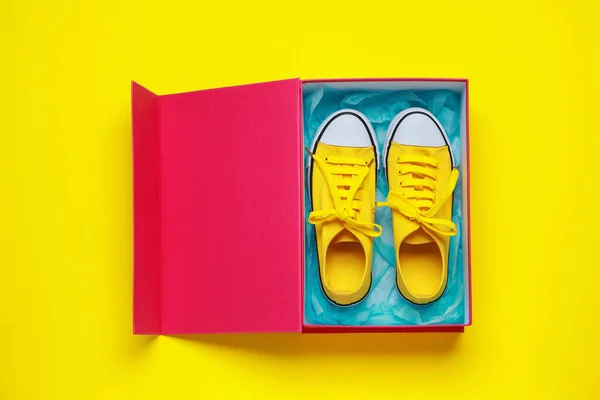 Wygodne Buty Sportowe Kartonowym Pudełku Żółtym Tle Widok Góry — Zdjęcie stockowe