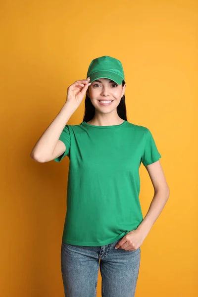 Joven Mujer Feliz Gorra Verde Camiseta Sobre Fondo Amarillo Burla — Foto de Stock