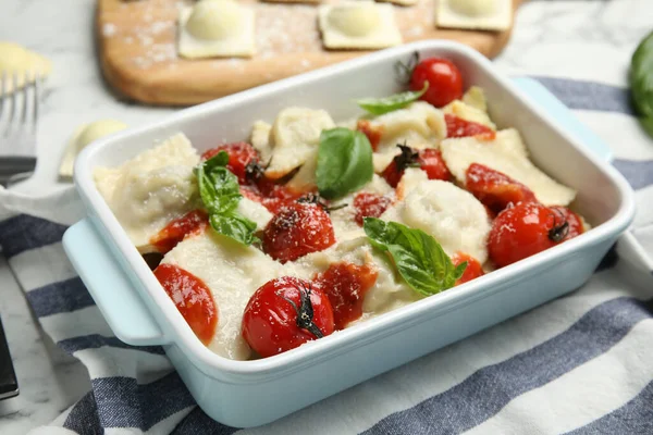 Raviolis Sabrosos Con Salsa Tomate Sobre Mesa Mármol Blanco — Foto de Stock