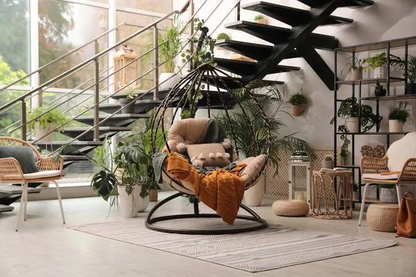 Interior Terraço Interior Com Cadeira Pendurada Plantas Verdes — Fotografia de Stock