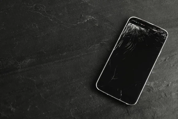 Вид Сверху Смартфона Треснувшим Экраном Черном Столе Место Текста Ремонт — стоковое фото