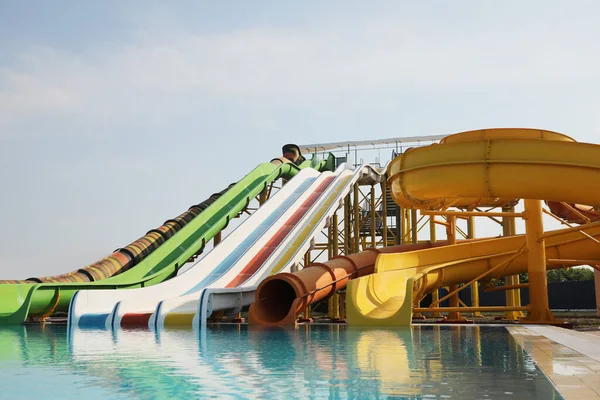 Prachtig Uitzicht Waterpark Met Kleurrijke Glijbanen Zwembad Zonnige Dag — Stockfoto