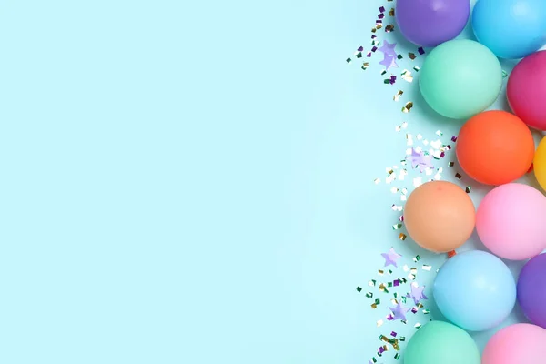 Composição Leigos Planos Com Balões Confetes Sobre Fundo Azul Claro — Fotografia de Stock