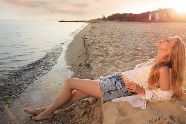 Όμορφη Νεαρή Γυναίκα Ξαπλωμένη Στην Άμμο Κοντά Στο Νερό — Φωτογραφία Αρχείου