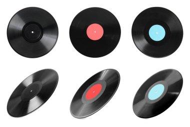 Beyaz arkaplanda siyah vinil plaklar 