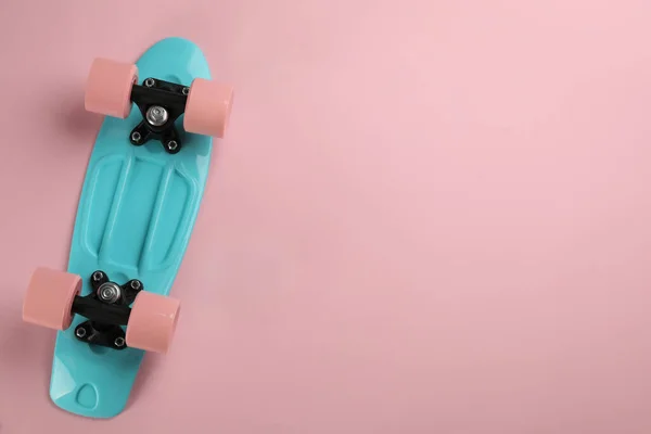 Skateboard Pink Background Top View Space Text — Stock Photo, Image